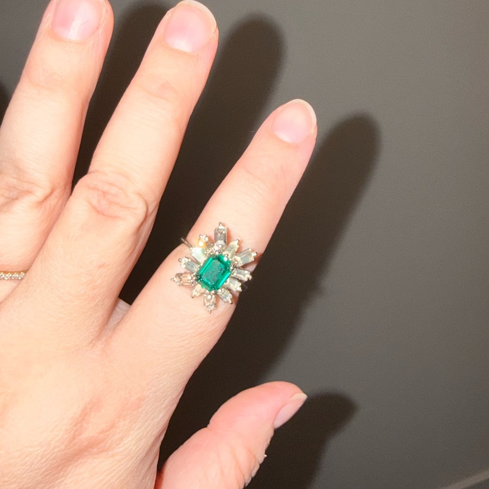 Elegant Vintage Green and Silver Women's Ring